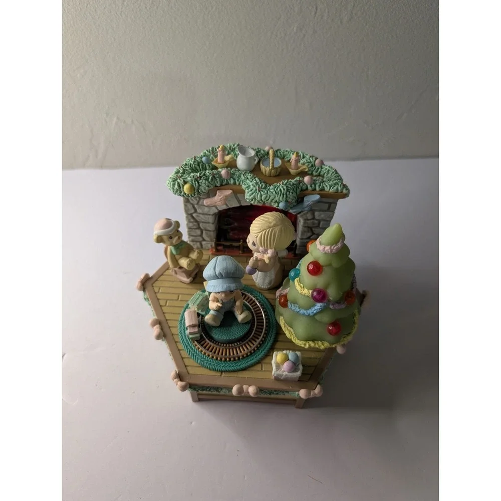 1990 Previous moments home for the Holidays Lighted‎ Animated Music box
